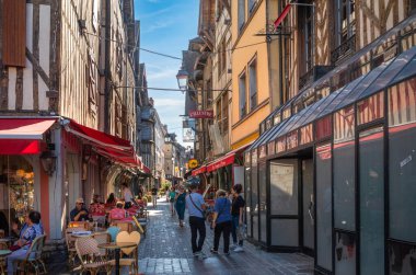 İnsanlar Troyes, Aube, Fransa 'daki Paillot de Montabert sokağındaki antik ortaçağ caddesindeki dükkanlara, restoranlara ve otellere göz atıyorlar.