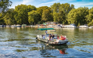 Hammerton Feribotu, bir yaz günü Twickenham 'dan, Thames Nehri' ni geçip, Richmond, İngiltere 'deki Londra Borough' daki Petersham 'a yolcu taşır..