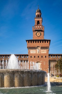 Castello Sforzesco 'nun girişindeki çeşme, ya da Milan Kalesi, İtalya' nın göbeğindeki..