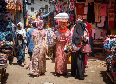 Zanzibar, Zanzibar, Tanzanya 'daki Darajani Souk' ta renkli giyimli ve peçeli Müslüman kadınlar.