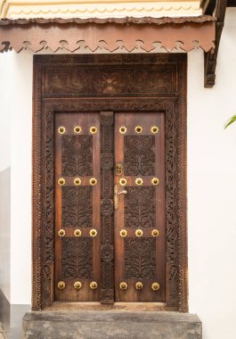 Taş Şehir, Zanzibar, Tanzanya 'da pirinç süslemeli geleneksel bir ahşap kapı.