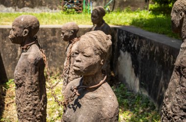 İsveçli sanatçı Clara Sornas 'ın Köle Pazarı, Taş Şehir, Zanzibar, Tanzanya' daki kölelerin anısına dikilen heykel.