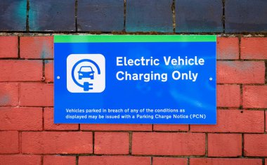 Park yerini gösteren mavi ve yeşil bir tabela sadece Londra, İngiltere 'de elektrikli araç için ayrılmıştır..