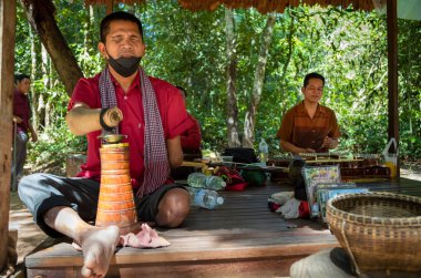 Müzisyenler, Kamboçya 'da Angkor Wat yakınlarındaki bir tapınakta geleneksel müzik icra eden mayınlar tarafından etkisiz hale getirildi..