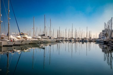 Cape Manastırı Marina, Manastır, Tunus 'a demirlemiş yatlar, yelkenli tekneler ve motorlu kruvazörler.