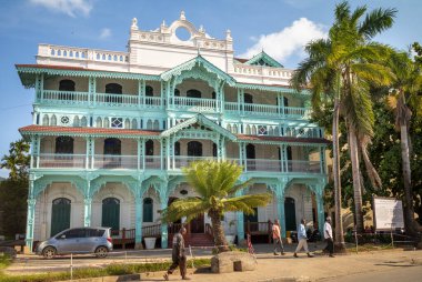 Süslü Eski Dispanser, ya da Ithnashiri Dispensary, bir hastane ve klinik ve Stone Town, Zanzibar, Tanzanya 'da önemli bir yer.