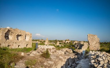 Türkiye 'nin Antalya ilindeki Antalya Bölgesi' ndeki antik Roma kentinde uzanan kazılmamış kalıntıların yanındaki Bizans hastanesi (Türkiye 'de))