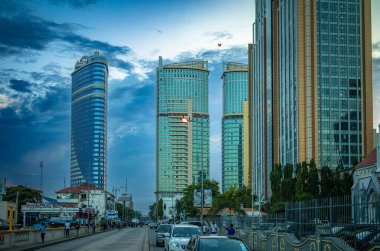 Günbatımında Sokoine Drive 'dan geçen trafik, Tanzanya' nın Dar es Salaam kentindeki Ilala merkez iş bölgesindeki modern yüksek binalardan uzaklaşıyor.