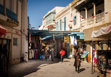 İnsanlar çarşıdan Kairouan, Tunus 'un antik Medine' si içinde çıkıyorlar. Şehir, UNESCO 'nun dünya mirası ve İslam' ın dördüncü kutsal yeri..