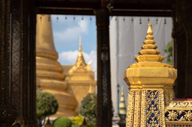 Bangkok, Tayland 'daki Büyük Saray' da Altın Stupa 'nın (Phra Si Ratana Chedi) yanında Budist süslemeleri.