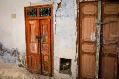 Kairouan, Tunus 'taki antik Medine' nin kalbindeki eski ve işlek ahşap kapılar. Kairouan İslam 'ın dördüncü en kutsal şehridir ve UNESCO' nun Dünya Mirasları Alanıdır..