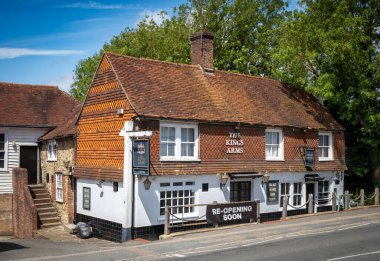 Billingshurst, West Sussex, İngiltere 'deki bir barın önüne 