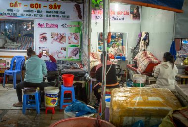 Vietnamlı kadınlar saçlarını Mong Cai, Quang Ninh, Vietnam 'da küçük kuaförlerde yıkatırlar..