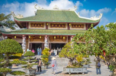 Vietnamlı ve yabancı turistler Son Tra, Danang, Vietnam 'daki Ling Ung Bai Budist pagoda' yı ziyaret ettiler..