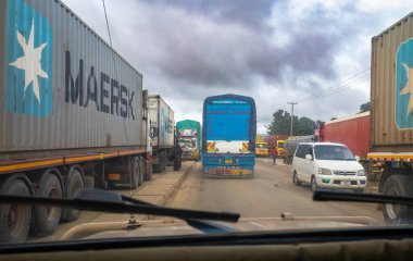 Tanzanya 'daki Dar es Salaam' ın doğu-batı anayolundaki bir kamyon durağında trafik sıkışıklığı.