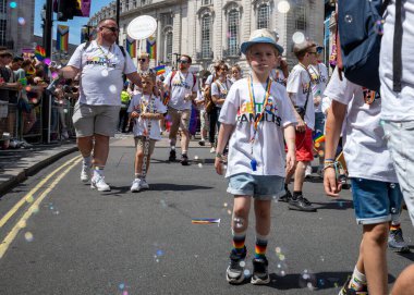 Londra / İngiltere - 29 Haziran 2024: LGBTQ + insanlar her yıl düzenlenen Londra Onur Yürüyüşü 'nde çocuklarıyla birlikte yürüyor. Kutlama, LGBTQ + topluluklarından insanları bir araya getiriyor.