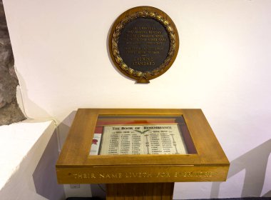 1. Dünya Savaşı ve 2. Dünya Savaşı 'nda St Bride Kilisesi' nde ya da gazetecilerin kilisesi, Fleet Caddesi, Londra, İngiltere 'de ölen Evening Standard çalışanları için bir savaş anıtı ve hatıra defteri.