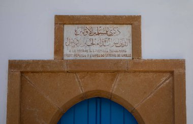 Takrouna, Tunus 'taki 2. Dünya Savaşı Fransız Askeri Mezarlığı' ndaki ana dikilitaş anıtının yan görüntüsü.