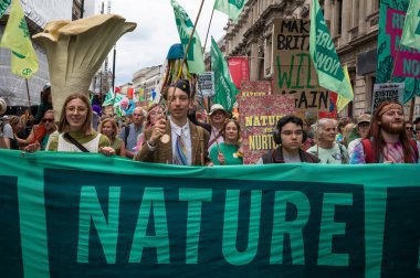 Londra / İngiltere - 22 Haziran 2024: İklim aktivistleri Çevre Koruma için Doğayı Yenileme Yürüyüşü 'nde protesto gösterisi düzenlediler. Yürüyüş için RSPB, WWF, National Trust, Extinction Rebellion ve diğerleri de dahil olmak üzere örgütler.