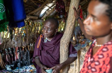 Tanzanya, Mikumi 'de yabancı turistlere hediyelik eşya sattığı kulübesinde bir Masai kadını.