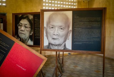 Eski Kızıl Kmerler liderleri Ieng Thirith (L) ve Nuon Chea 'nın portreleri, Kamboçya' nın Phnom Penh kentindeki ünlü Toul Sleng S-21 işkence ve soykırım cezaevi müzesinde bir odada saklanıyor.