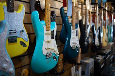 Bir turkuaz Fender American Vintage II elektro gitar diğer elektro gitarlarla Brighton, Doğu Sussex 'teki Gak Music Emprorium' da satışa sunuluyor.