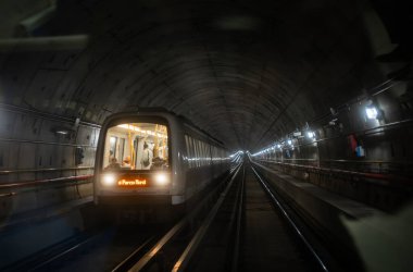 M5 hattındaki bir metro treni Milano, İtalya 'da bir tünelden geçiyor..