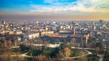 Milan 'ın Branca Kulesi' nden güneydoğuya, Castello Sforzesco 'ya ve Duomo Katedrali' ne bakan havadan görüntüsü, Lombardy, İtalya