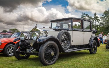 1928 Rolls-Royce 20hp Park Ward Landaulette. Şasi numarası GLY62. Storrington, West Sussex, İngiltere 'de klasik bir araba fuarında sergileniyor..