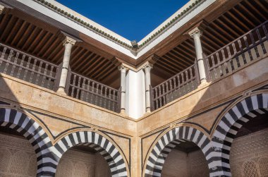 Tunus 'un Kairouan kentindeki Sidi Abid el Ghariani mozolesinin açık avlusuna bakan bir manzara. Şehir, UNESCO 'nun dünya mirası ve İslam' ın dördüncü kutsal yeri..