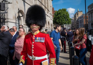 İngiliz Ordusu 'nun Coldstream Muhafız Alayı' nda oldukça donanımlı bir binbaşı 2 Haziran 2022 'de Kraliçe' nin platin bayramını kutlamak üzere Londra 'daki At Muhafızları Geçidi' nin dışına yürür..