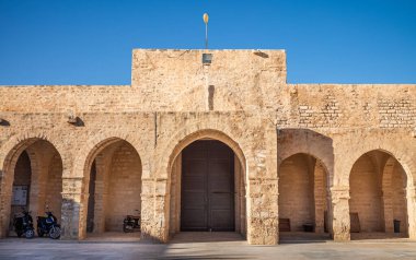 Sahne 'ye ya da avluya açılan ana kapının içinde, Tunus' taki Mahdia Büyük Camii 'nde..