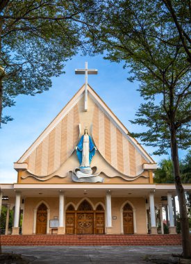 Katolik Phuong Nghia Kilisesi, Kontum İyonu 'nda Vietnam' ın Orta Dağları.