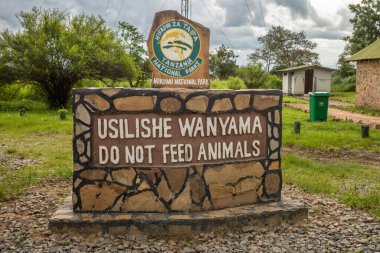 Tanzanya 'daki Mikumi Milli Parkı' nın girişine, insanları hayvanları beslememeleri konusunda uyaran bir taş levha asıldı.