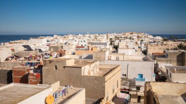 Skifa el Kahla 'nın çatısından doğuya, Medine' nin karşısına, Borj El Kebir 'e, Büyük Kale' ye, Mahdia 'ya, Tunus' a bakıyor.
