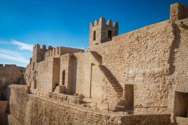 Güney duvarının içinde, taretleri ve basamakları ile birlikte 8. yüzyıl İslam kıyı kalesi, Manastır, Tunus Ribat of Manastır 'da..