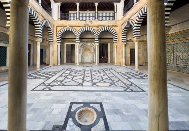 Tunus 'un Kairouan kentindeki Sidi Abid el Ghariani mozolesinin açık avlusuna bakan bir manzara. Şehir, UNESCO 'nun dünya mirası ve İslam' ın dördüncü kutsal yeri..