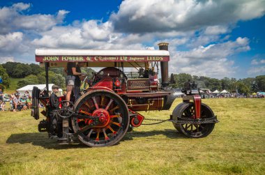 Parham / UK - 13 Haziran 2024: Sussex Steam Rally, Storrington, İngiltere 'de genç bir çocukla birlikte kömür atımı silindiri.