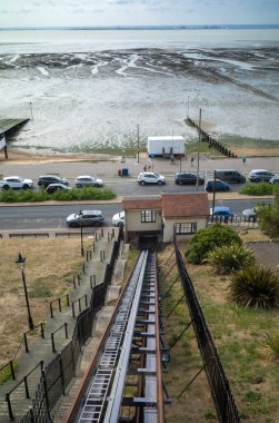 İngiltere 'nin güneyindeki Essex kentinde bulunan füniküler demiryolu olan Cliff Lift' ten Thames Estuary 'nin karşısındaki manzara Batı Kayalıkları' na iniyor.