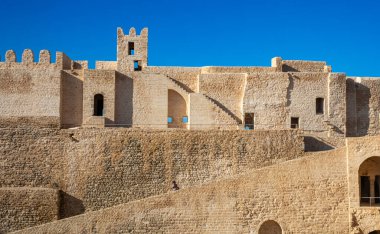 Manastır Ribat 'ın güney duvarında bir çocuk yürüyor, 8. yüzyıl İslam kıyı kalesi, Manastır, Tunus.