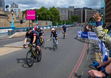 RideLondon 2022 'ye katılan bir grup bisikletçi Londra' daki Tower Bridge 'deki bitiş çizgisine yaklaşıyor. Etkinlik 2019 yılından bu yana ilk kez düzenlendi ve güzergah Essex ve Londra genelinde yaklaşık 20.000 katılımcı aldı..