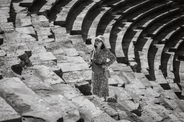 Antalya ilinin Yanındaki Büyük Roma amfitiyatrosunu ziyaret eden Vietnamlı bir kadın turist (Türkiye)).