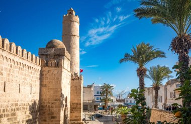 8. yüzyılın dini kalesi Tunus 'taki Sousse Ribat' ın heybetli duvarları, surları ve kulesi. Burası UNESCO 'nun Dünya Mirası Bölgesi.