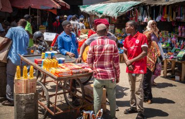 Erkekler Zanzibar, Tanzanya 'daki Stone Town Market' te durup sohbet ediyorlar