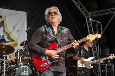 Guildford / UK - 29 Haziran 2024: Gitarist Chas Jankel ve basçı Nathan King Guildford, Surrey, İngiltere 'de düzenlenen Guilfest müzik festivalinin birinci gününde The Blockheads ile bir konser verdiler..