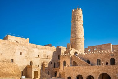 Ribat Manastırı 'nın gözetleme kulesi, 8. yüzyıl kıyı İslam kalesi, iç avludan, Manastır, Tunus.