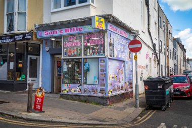 Brighton, Doğu Sussex, İngiltere 'de yiyecek ve alkol satan geleneksel bir köşe başı dükkânı.