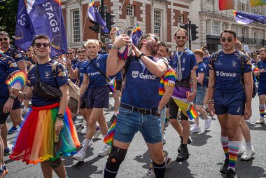 Londra / İngiltere - 29 Haziran 2024: Londra 'da düzenlenen yıllık Pride in London geçidinde bir gay ragbi kulübü olan The London Stags üyeleri. Kutlama, LGBTQ + topluluklarından insanları bir araya getiriyor.