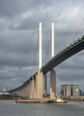 Kuru asansör zıpzıp mavnası KG17, Londra 'nın doğusundaki Dartford Geçidi QE2 köprüsünün altında Thames Nehri' nin yukarısına doğru itiliyor..