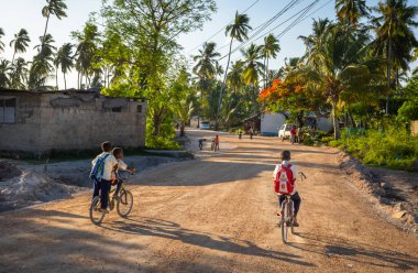 Sabahları iki bisikletli üç genç çocuk okula gidiyor, Jambiani, Zanzibar, Tanzanya